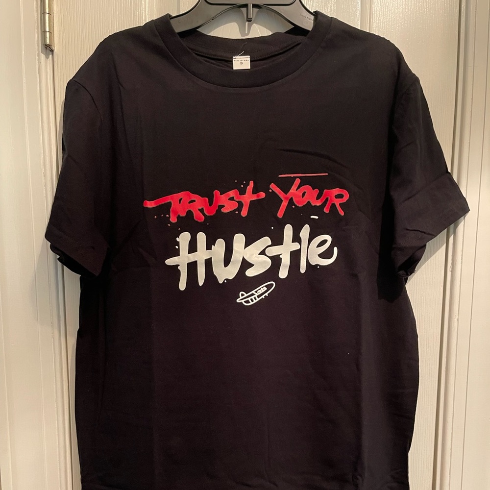 Black trust your hustle t-shirt.